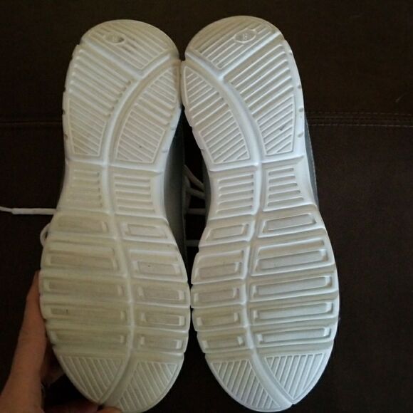 Women's sneaker. Worn once - Picture 3 of 5